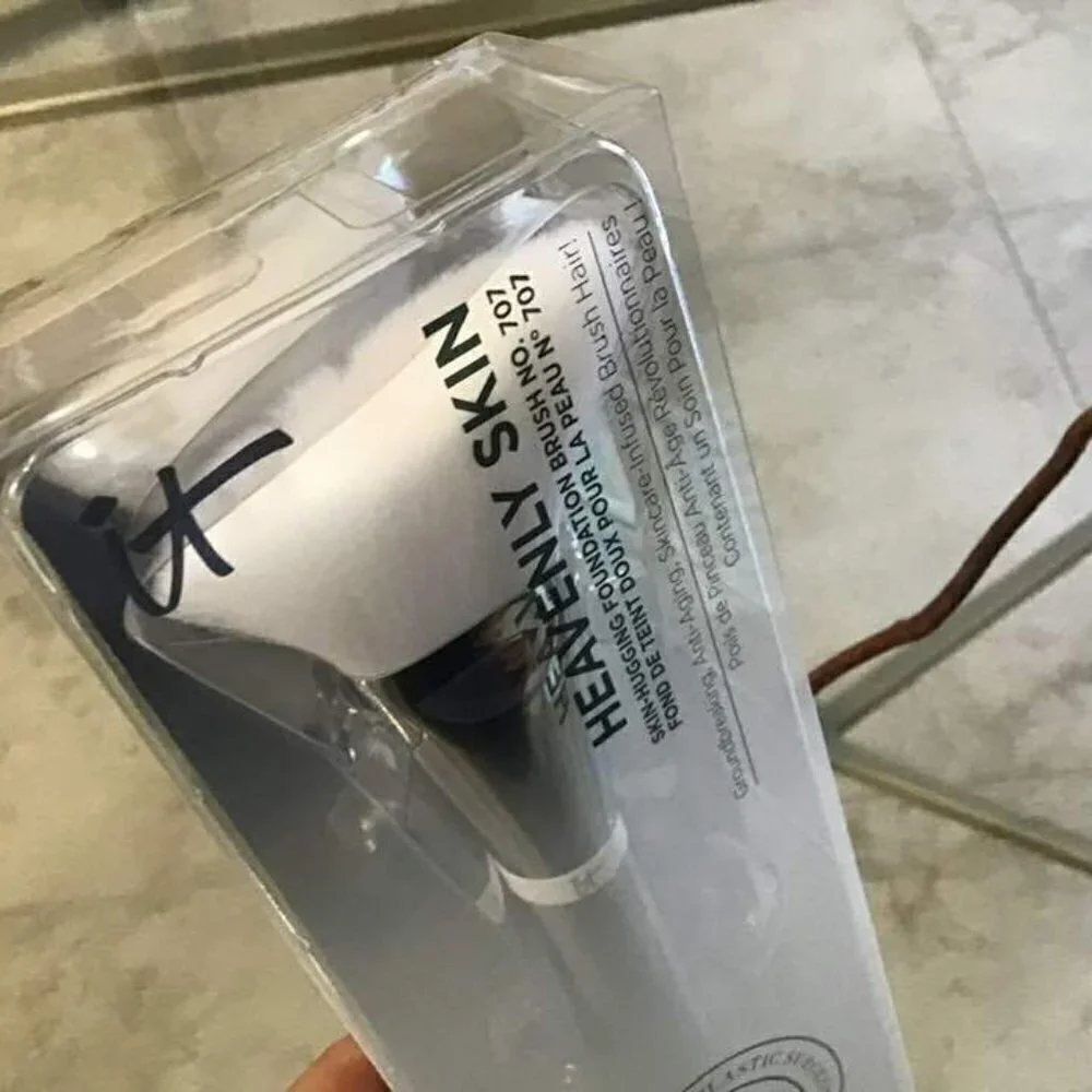 IT COSMETICS Heavenly Skin Skin-Hugging Foundation Brush #707